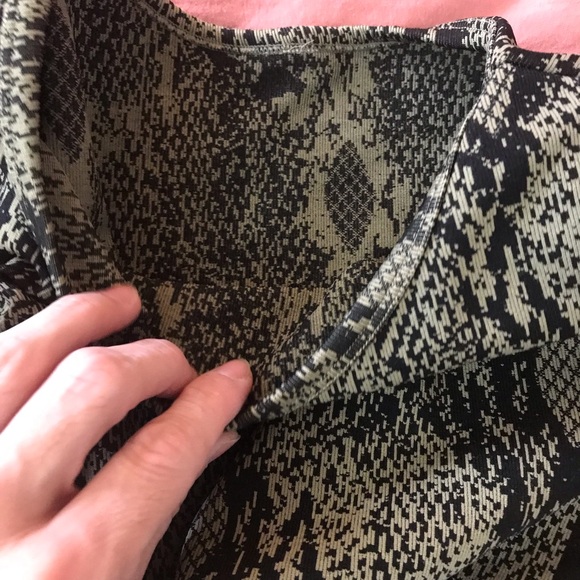 Athletic Green Black Long Sleeve Fitted Crew Neck Crop Top - Picture 4 of 12